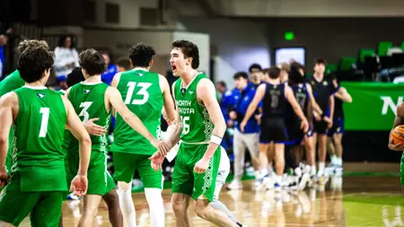 Anderson’s Clutch Three-Pointer Lifts UND Past Jackrabbits in Overtime