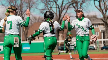Strong Seventh Inning Propels UND to 4-1 Victory Over St. Thomas