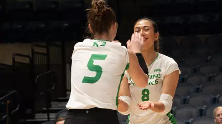 UND Drops West Virginia Invitational Finale to Liberty in Three Sets